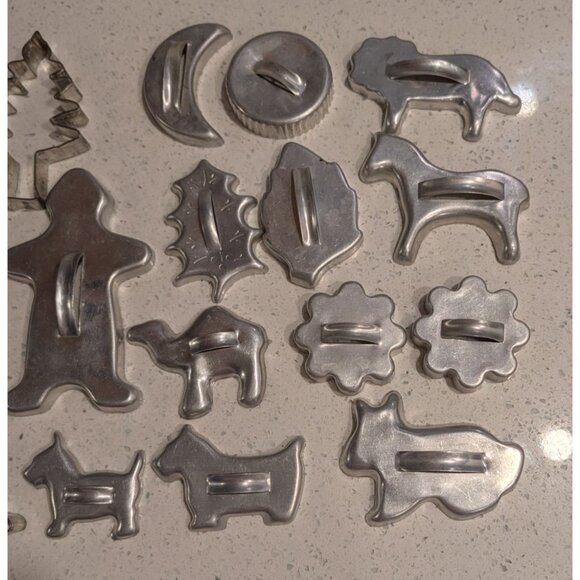 Vintage 1950s Assorted Metal Cookie Cutters Set Of 19 - Picture 13 of 16